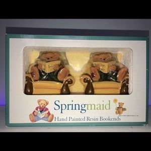 Baby Bear Bookshelf Ends for Nursery